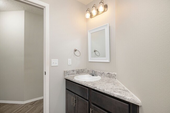 Foto del edificio - Spacious 3 Bedroom Duplex in Monte Cristo