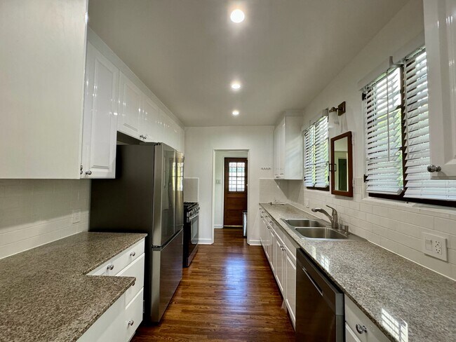 Building Photo - 427 S Bedford Dr