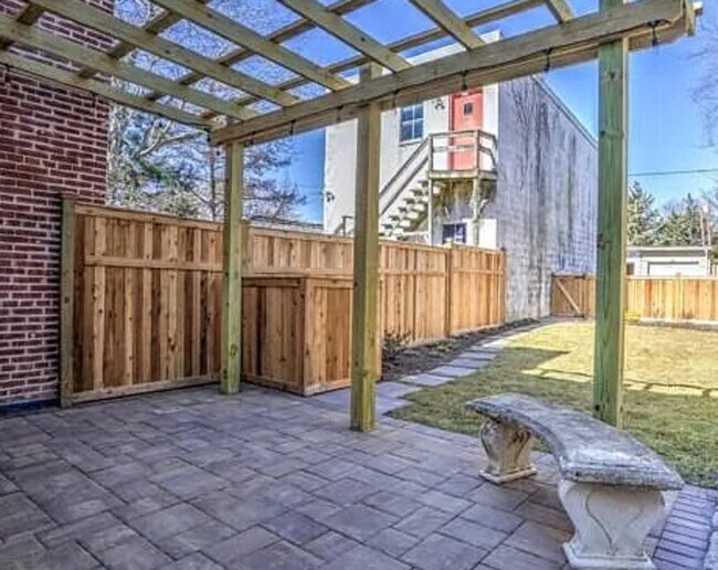 Building Photo - 255 New Holland Ave