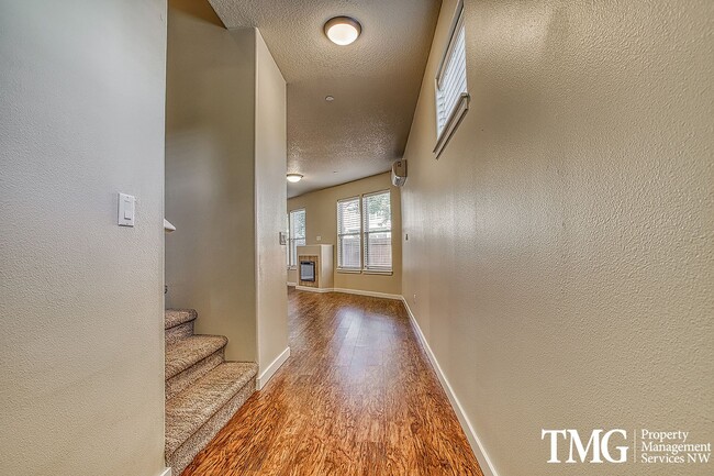 Building Photo - Contemporary 3 Bed 2.5 Bath Style Home in ...