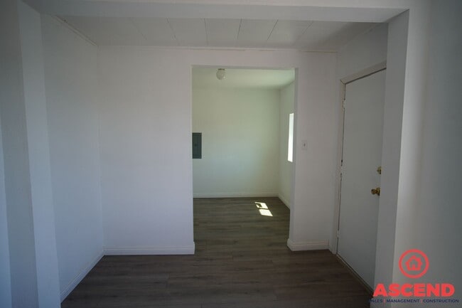 Building Photo - 214 E Belle Ave