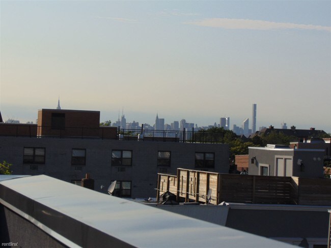 Foto del edificio - 6 br, 2 bath  - 595 Central Ave