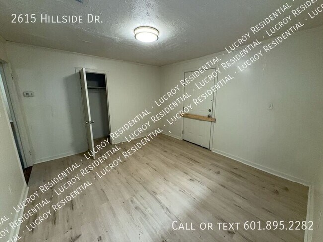 Building Photo - 2615 Hillside Dr