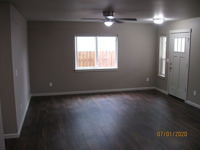 Foto del edificio - Must See 3 Bedroom with Fenced Yard!