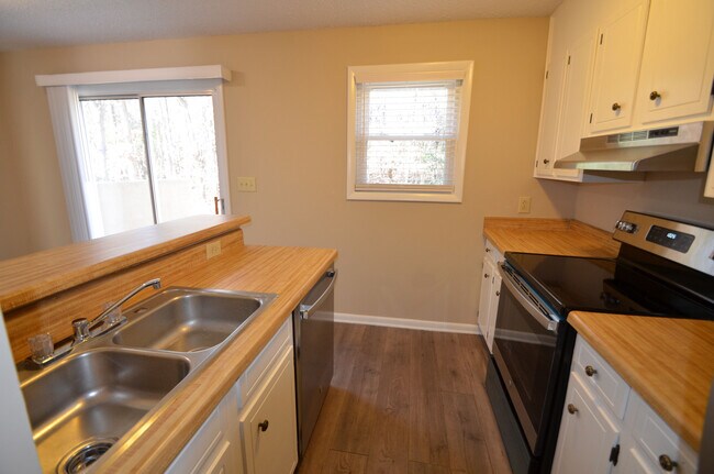 New Appliances in Kitchen - 1117 Surry Ln