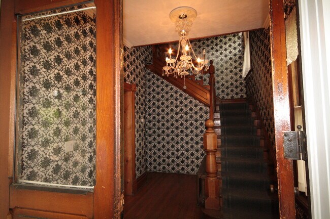 front entryway - 629 W South St