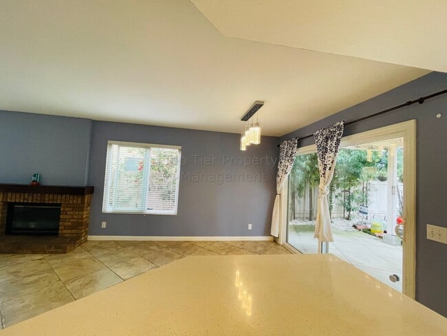 Building Photo - ***4 bed / 2.5 bath / 2,067 sqft House in ...