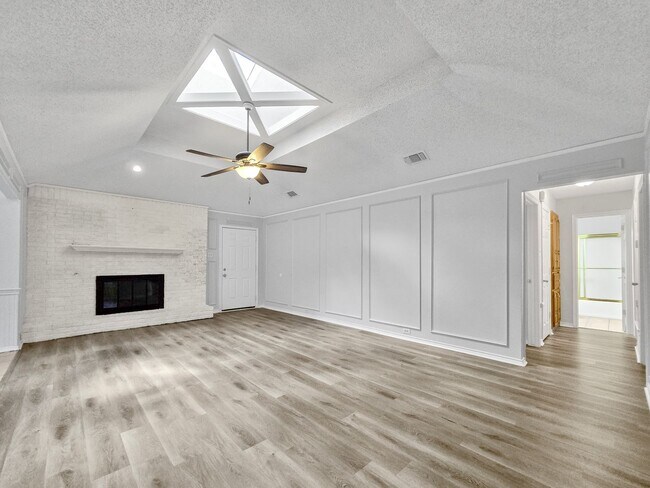 Foto del edificio - Coming Soon! 4 BR/2BA | Newly Renovated Single Family Home | Covered Patio | In Waxahachie!