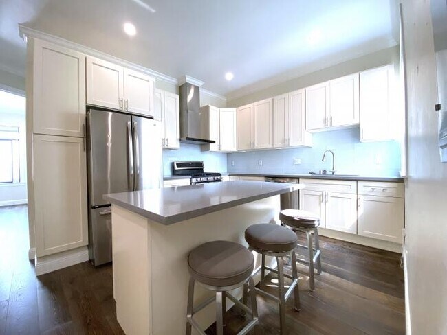 Building Photo - 3 bedroom in San Francisco CA 94133