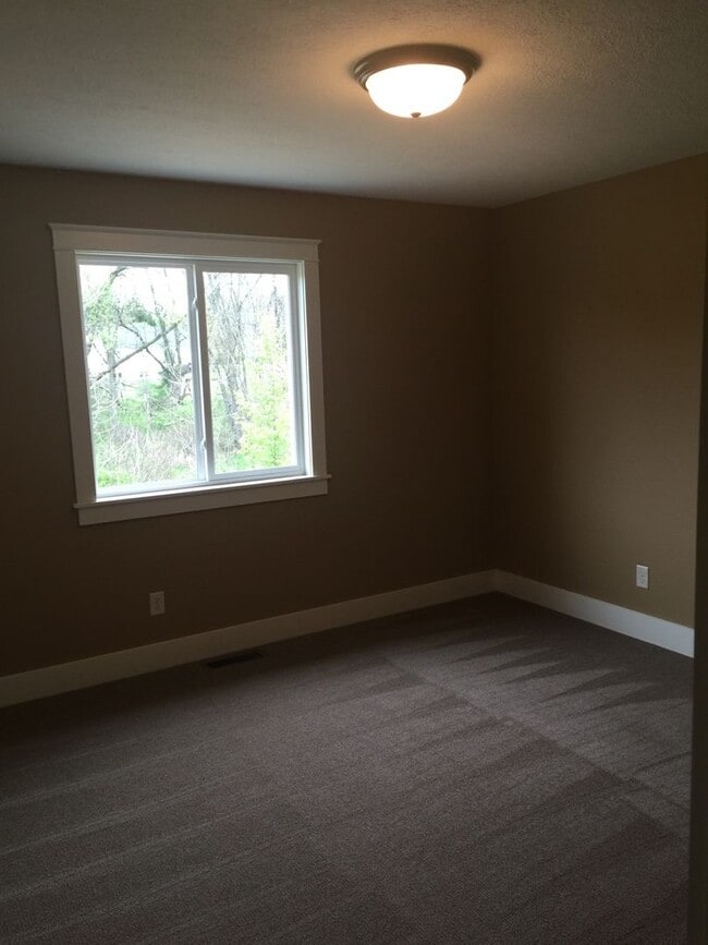 Building Photo - 3 bedroom 2 1/2 bath house for rent