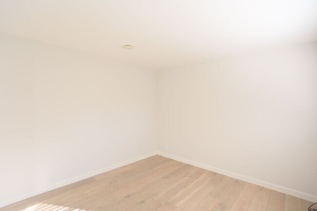 Building Photo - Contemporary, second floor 1BR/1BA in Oakl...