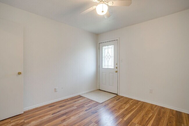 Foto del edificio - Charming 2-Bedroom Duplex Retreat on White...