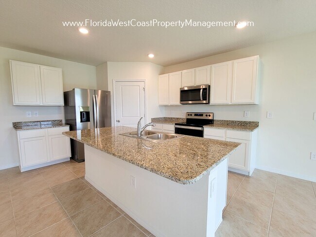 Building Photo - 5 BEDROOM- 3 BATH PLUS FLEX SPACE! OUTSTANDING SOLERA LAKEWOOD RANCH!
