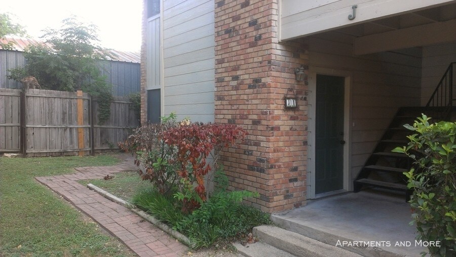 Foto del edificio - 421 W San Antonio St