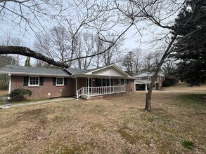 Building Photo - 8 Greenleaf Dr SW