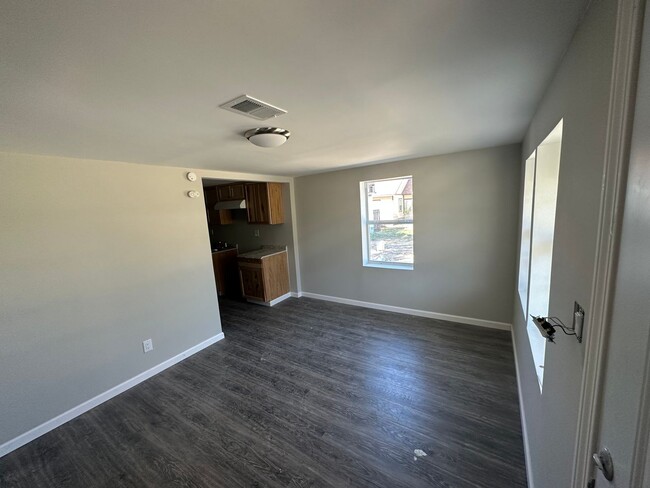 Building Photo - 2 Bed home near down town Tulsa