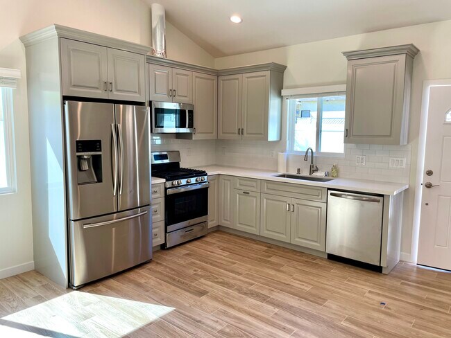 New appliances, quartz countertops, subway, window overlooks yard - 712 N Frederic St