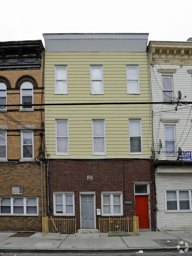 Building Photo - 1142 Summit Ave