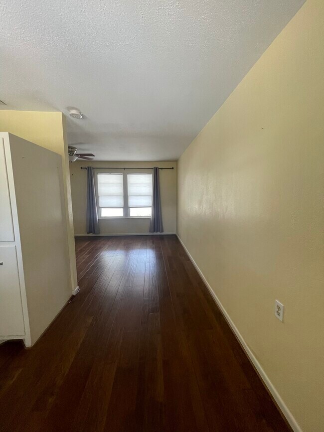 Foto del edificio - 306 W Burbank St