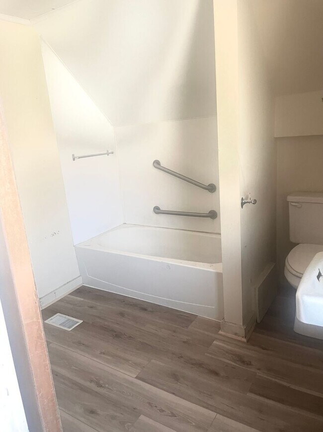 Foto del edificio - 2 Bed 1 Bath Single Family Home - Includes Garage