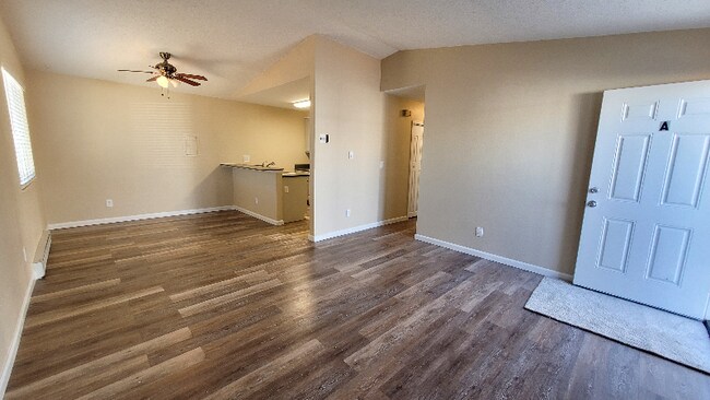 Foto del edificio - 4460 Loomis Ave