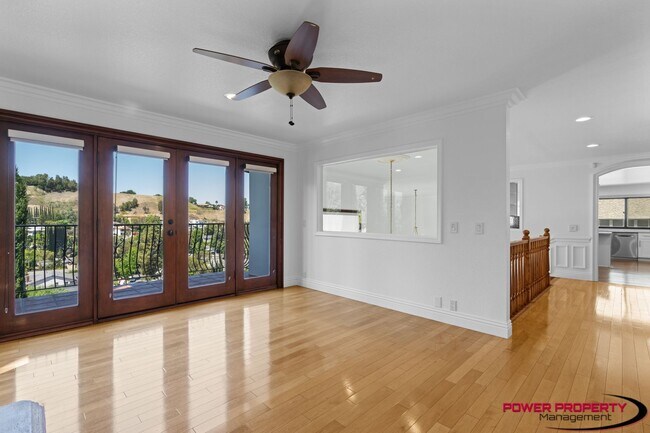 Foto del edificio - Spacious 5-Bedroom Home with Modern Amenit...