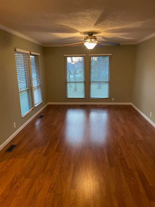 Building Photo - 213 Lakeview Dr