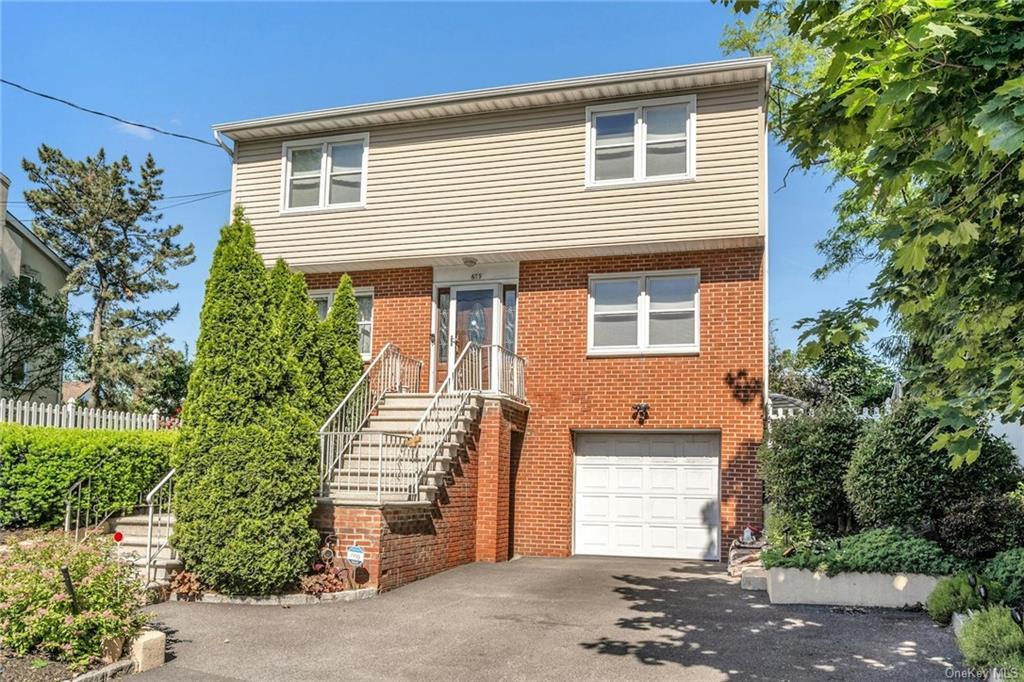 Foto principal - 679 White Plains Rd