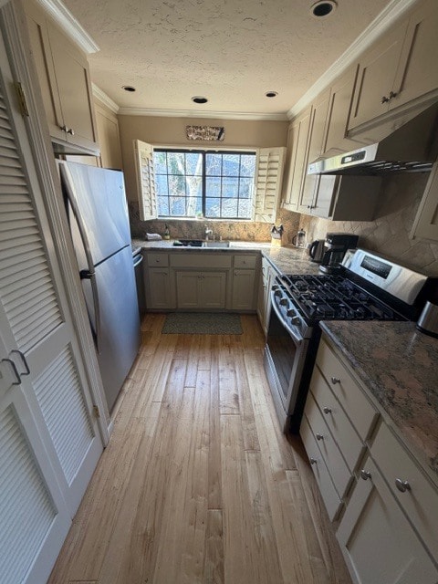 Gas stove, fridge, dishwasher and laundry closet - 147 Southampton Ln