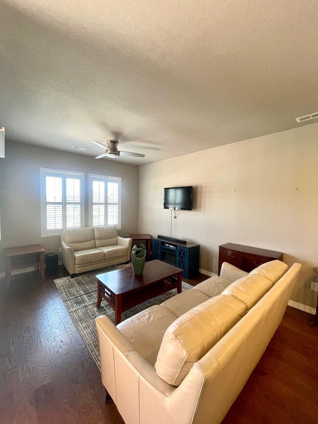 Building Photo - Beautiful 3 bedroom/2.5 bath town home in ...