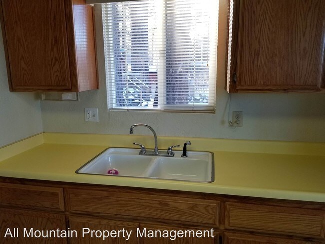 Building Photo - 3 br, 2 bath House - 1045 E. Country Club