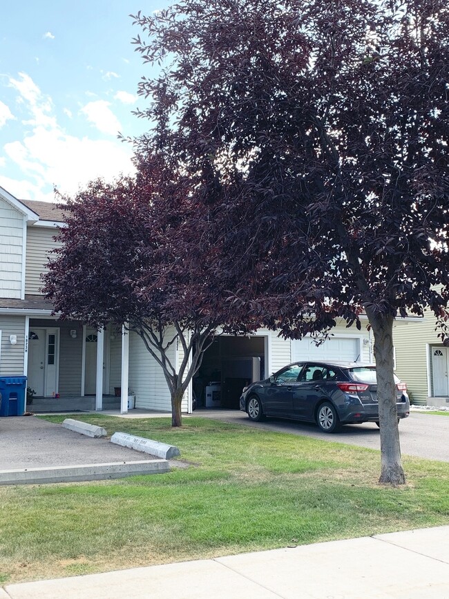 Foto del edificio - Townhome near the Good Food Store!  Garage!