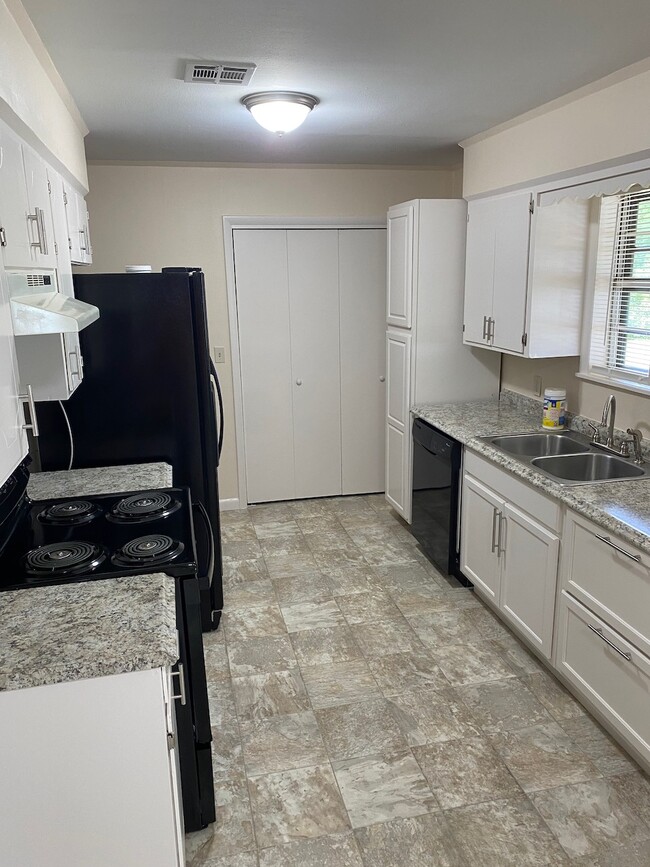 Building Photo - 202 Joy Dr