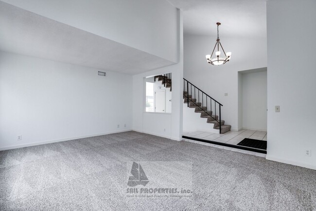Foto del edificio - 5 Bedrooms. 3-Car Garage. Huntington Beach Charm!