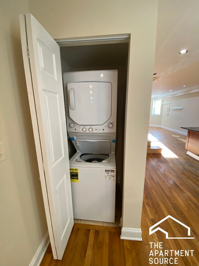 Building Photo - 6949 N Oakley Ave