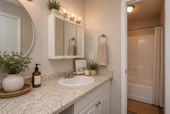 1 Bed 1 Bath 625 Sq Ft - Long Beach Square