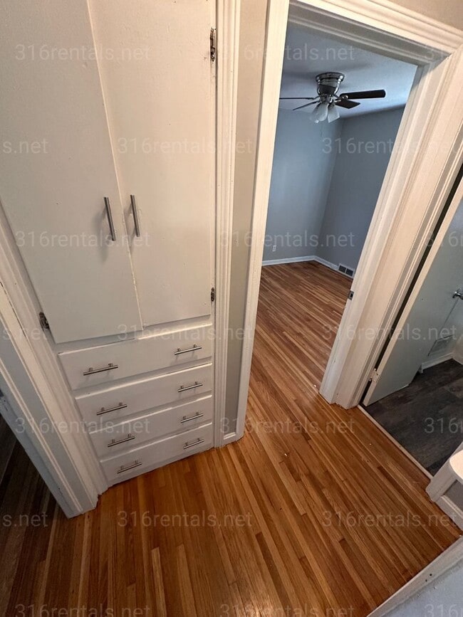 Building Photo - $950 - 2 bedroom/ 1 bathroom - Single Family Home *COMING SOON*