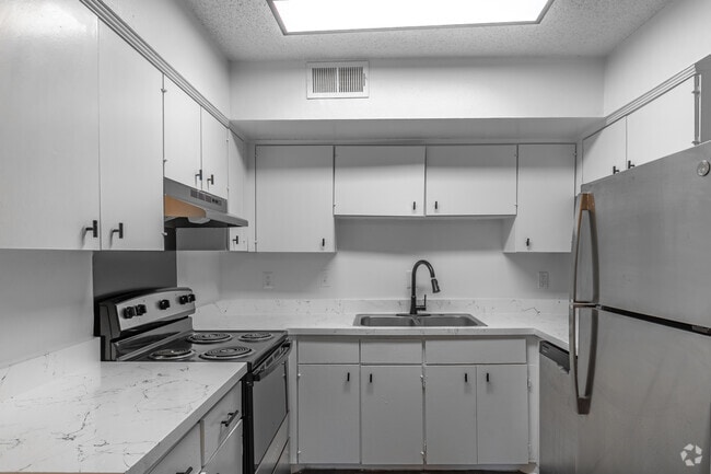 3BR, 2BA - 1,170SF - Kitchen - Carriages