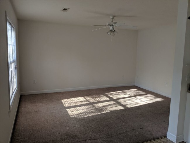 Foto del edificio - LARSON PLACE TOWN HOMES