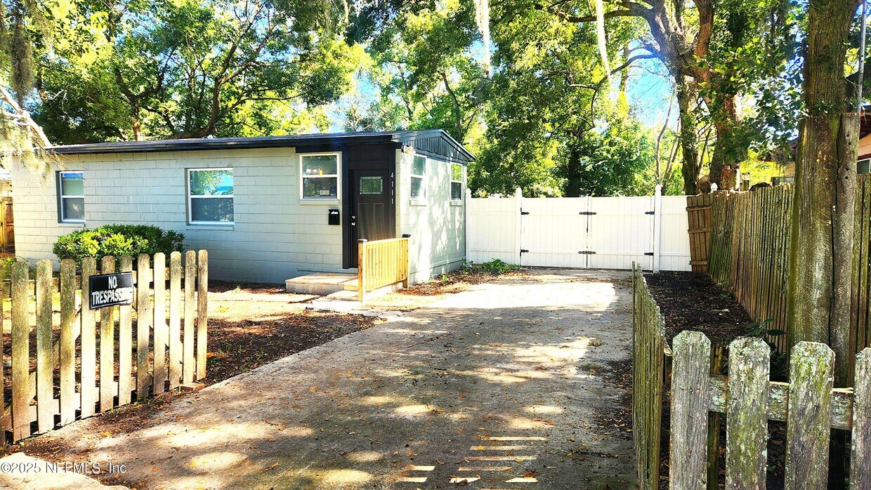 Foto principal - 4111 Ruby Dr W