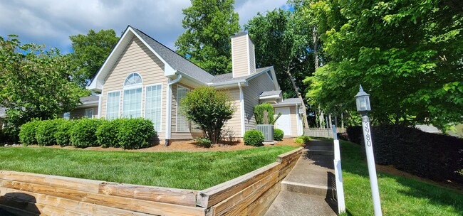 Building Photo - Fantastic location in Clemmons, 2 minutes ...