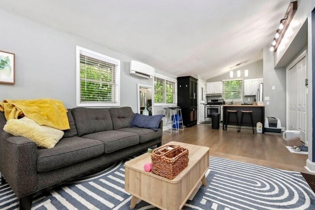 Foto del edificio - 677 Holmes St NW