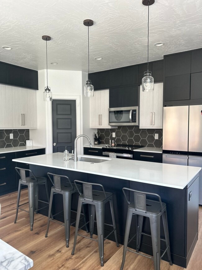 Building Photo - 868 E Desert Cactus Dr