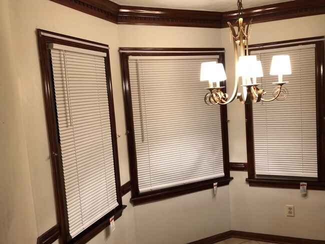 Ventana mirador área de comedor - 4601 Merrimac Ln