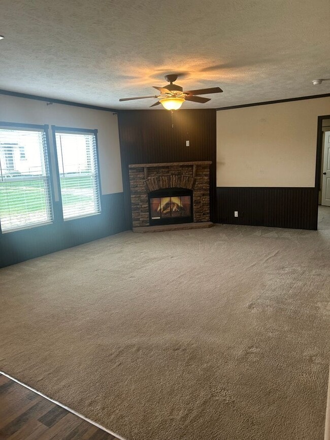 Building Photo - Nice 4 bedroom, 2 bath home with beautiful...