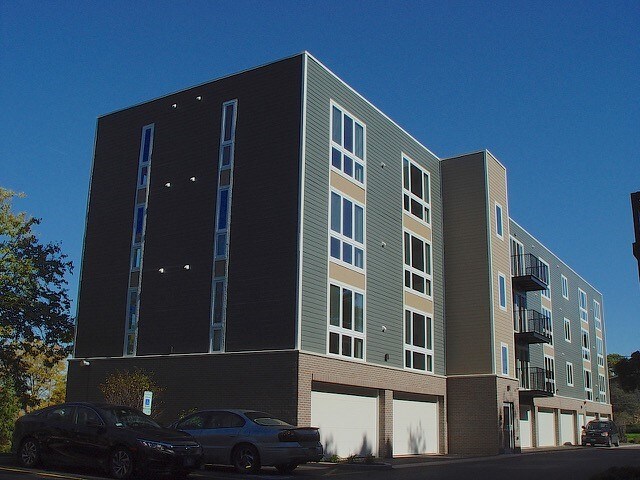 Foto principal - 911 N Milwaukee Ave