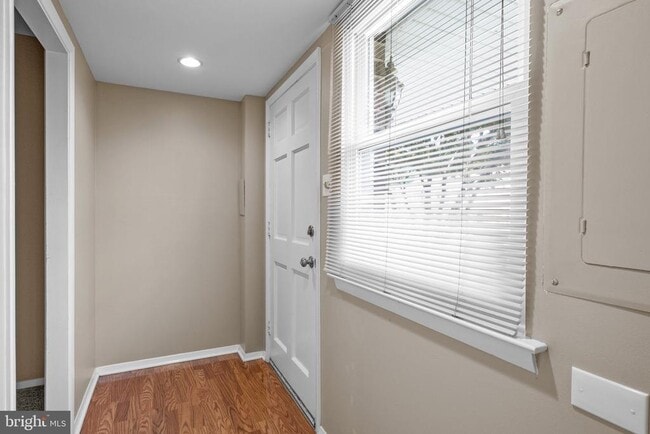 Foto del edificio - 5115 Bay Rd
