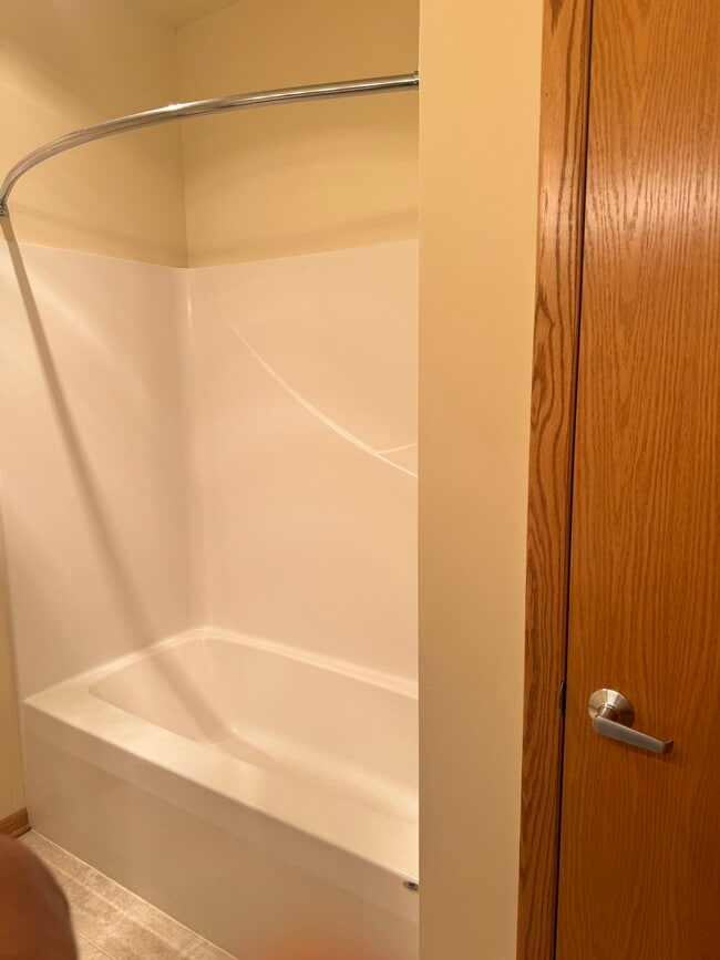 Baño de invitados - Bañera - Stone Creek Gardens