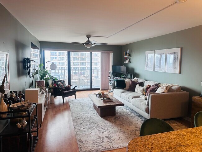 Living Room - 2020 N Lincoln Park W