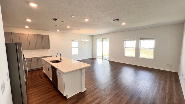 Foto del edificio - Charming 3-Bedroom Home in Deland – Pet-Fr...